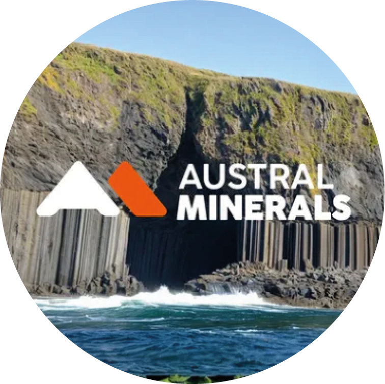 Logotipo de Austral Minerals sobre una cueva de columnas de basalto